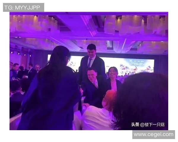 姚明在国际舞台上深情演讲表达对祖国的热爱与骄傲