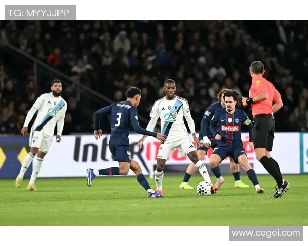 欧冠大战：皇马狂胜巴黎圣日耳曼引发转会风波与全场沸腾